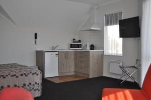 Kuchyň nebo kuchyňský kout v ubytování Carramar Motor Inn