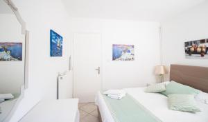 Giường trong phòng chung tại Thalassa Luxury Apartment