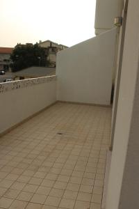 uma varanda com piso em azulejo e uma parede em B&B San Salvo em San Salvo