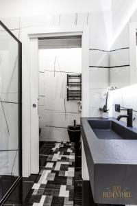 Ett badrum på Redentore 870