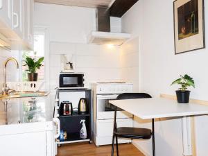 una pequeña cocina con mesa y barra en 2 person holiday home in M NSTER S, en Mönsterås