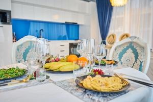 那沃達里的住宿－Luxury by the sea, Mamaia，餐桌上放有食物盘子的桌子