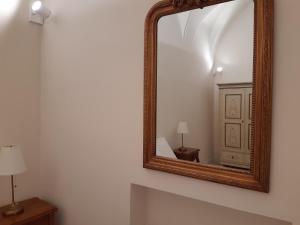 um espelho numa parede num quarto em Estlevante B&B em Vieste