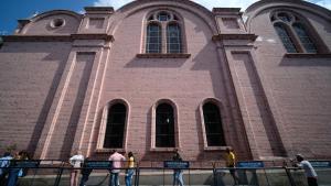 eine Gruppe von Menschen, die vor einer Kirche spazieren gehen in der Unterkunft Hotel San Telmo in Buga
