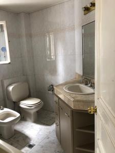 uma casa de banho com um WC e um lavatório em B&B 518 em La Paz