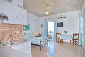 Μια τηλεόραση ή/και κέντρο ψυχαγωγίας στο Anemi Studios