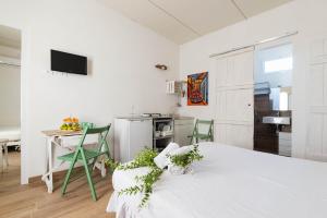 オストゥーニにあるCasetta Marilenaの白い部屋(ベッド1台、テーブル、椅子付)