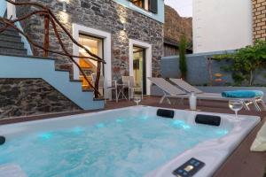 Piscina de la sau aproape de Cottage Pearl - Rural Holiday Experience by SeaPearl