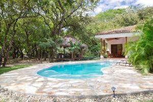 einen Pool in einem Hof mit einem Haus in der Unterkunft Zen Casita + Studio in Rivas
