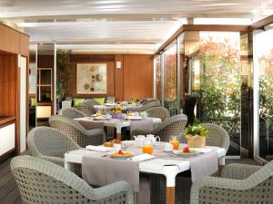 restauracja ze stołami i krzesłami z jedzeniem w obiekcie Babuino 181 - Small Luxury Hotels of the World w Rzymie