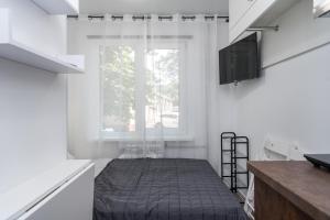 Schlafzimmer mit einem Bett und einem Fenster in der Unterkunft MYFREEDOM Апартаменти метро Берестейська in Kiew