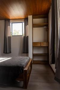 Tempat tidur dalam kamar di Bunker593 Inn