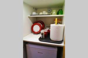 Een keuken of kitchenette bij CASA VERDE di Giorgio 10 mins walk from Piraeus port