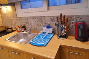 Een keuken of kitchenette bij CASA VERDE di Giorgio 10 mins walk from Piraeus port