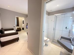 卡塔尼亚ETNEA STYLE CATANIA LUXURY ROOMS的带水槽和玻璃淋浴间的浴室