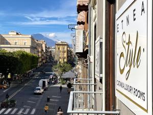 卡塔尼亚ETNEA STYLE CATANIA LUXURY ROOMS的从大楼的阳台上可欣赏到城市街道的景色