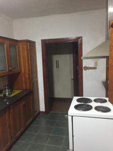 Köök või kööginurk majutusasutuses Luvuyos Guest House Pmb