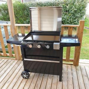 een zwarte barbecue op een terras bij Mobil home 2020 3ch + clim , équipé 4* , vendée in Talmont