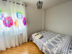 1 dormitorio con cama y cortinas blancas en VUT LOURDES, en Arenas de San Pedro