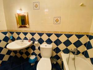 Un baño con inodoro, lavabo y bañera. en VUT LOURDES, en Arenas de San Pedro 32 fotos más