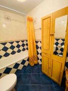 Un baño con inodoro y ducha en VUT LOURDES, en Arenas de San Pedro