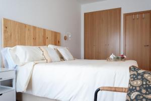A bed or beds in a room at Cal Xera - Acollidora planta baixa amb jardí privat i llar de foc