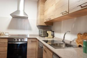 A kitchen or kitchenette at Cal Xera - Acollidora planta baixa amb jardí privat i llar de foc