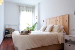 A bed or beds in a room at Cal Xera - Acollidora planta baixa amb jardí privat i llar de foc