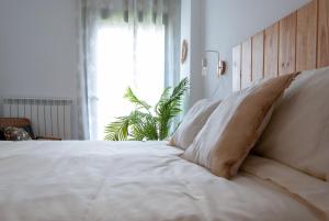 A bed or beds in a room at Cal Xera - Acollidora planta baixa amb jardí privat i llar de foc