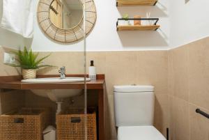 A bathroom at Cal Xera - Acollidora planta baixa amb jardí privat i llar de foc