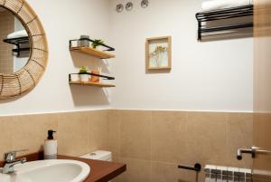 A bathroom at Cal Xera - Acollidora planta baixa amb jardí privat i llar de foc