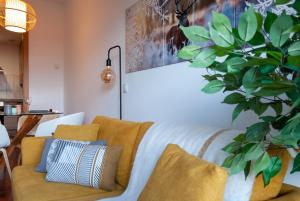 Llit o llits en una habitació de Cal Xera - Acollidora planta baixa amb jardí privat i llar de foc