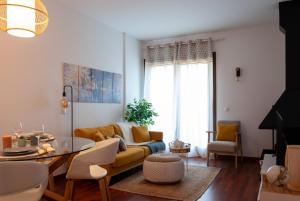 Posezení v ubytování Cal Xera - Acollidora planta baixa amb jardí privat i llar de foc
