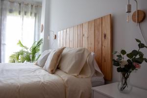A bed or beds in a room at Cal Xera - Acollidora planta baixa amb jardí privat i llar de foc