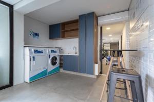 a laundry room with a washer and dryer at Charlie Itaim Bueno Brandão in Sao Paulo