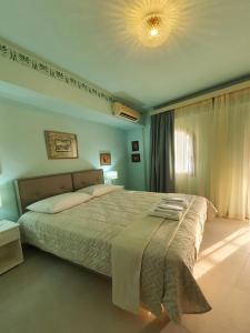 パルガにあるFlisvos sea view roomsのベッドルーム1室(大型ベッド1台付)