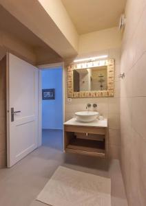 ห้องน้ำของ Flisvos sea view rooms