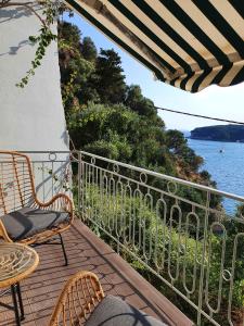 Un balcon sau o terasă la Flisvos sea view rooms