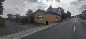 een klein geel gebouw aan de kant van een weg bij Bungalov Silvie in Litoměřice