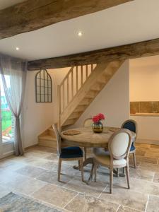 Gonneville-sur-Mer的住宿－Gite du golfe，一间带木桌和椅子的用餐室