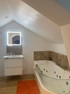 Gonneville-sur-Mer的住宿－Gite du golfe，白色的浴室设有浴缸和水槽。