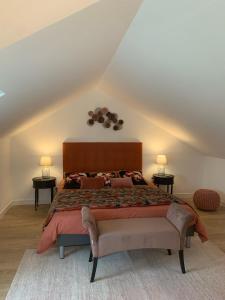 1 dormitorio con 1 cama grande en el ático en Gite du golfe, en Gonneville-sur-Mer
