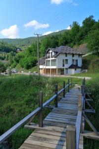eine Holzbrücke vor einem Haus in der Unterkunft Zlatarska dolina in Nova Varoš