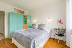 um quarto com uma cama grande e um armário azul em Appartement Climatisé 7mn Centre Ville 95M2 4 Adultes Bébé Garage Sous sol Arrivée Autonome em Dijon