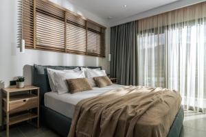A bed or beds in a room at Alas Suites