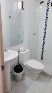 y baño con aseo, lavabo y ducha. en Apartamento Moderno con Piscina Rodadero, en Santa Marta