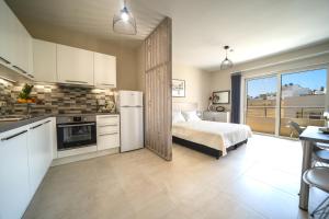 A cozinha ou cozinha compacta de LargaStrada Suites