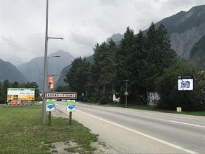 um sinal de rua no lado de uma estrada em Les Tilleuls em Le Bourg-dʼOisans