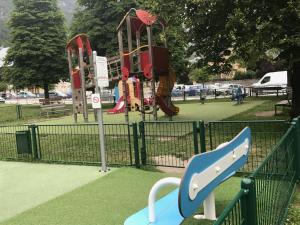 een park met een speeltuin met een glijbaan bij Les Tilleuls in Le Bourg-dʼOisans