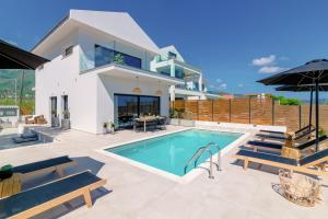 The swimming pool at or close to Alas Suites